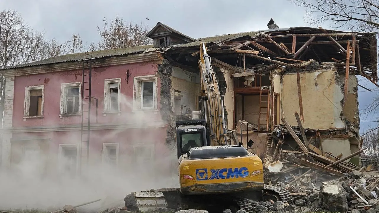 В Дмитровском округе начали снос аварийного жилого здания