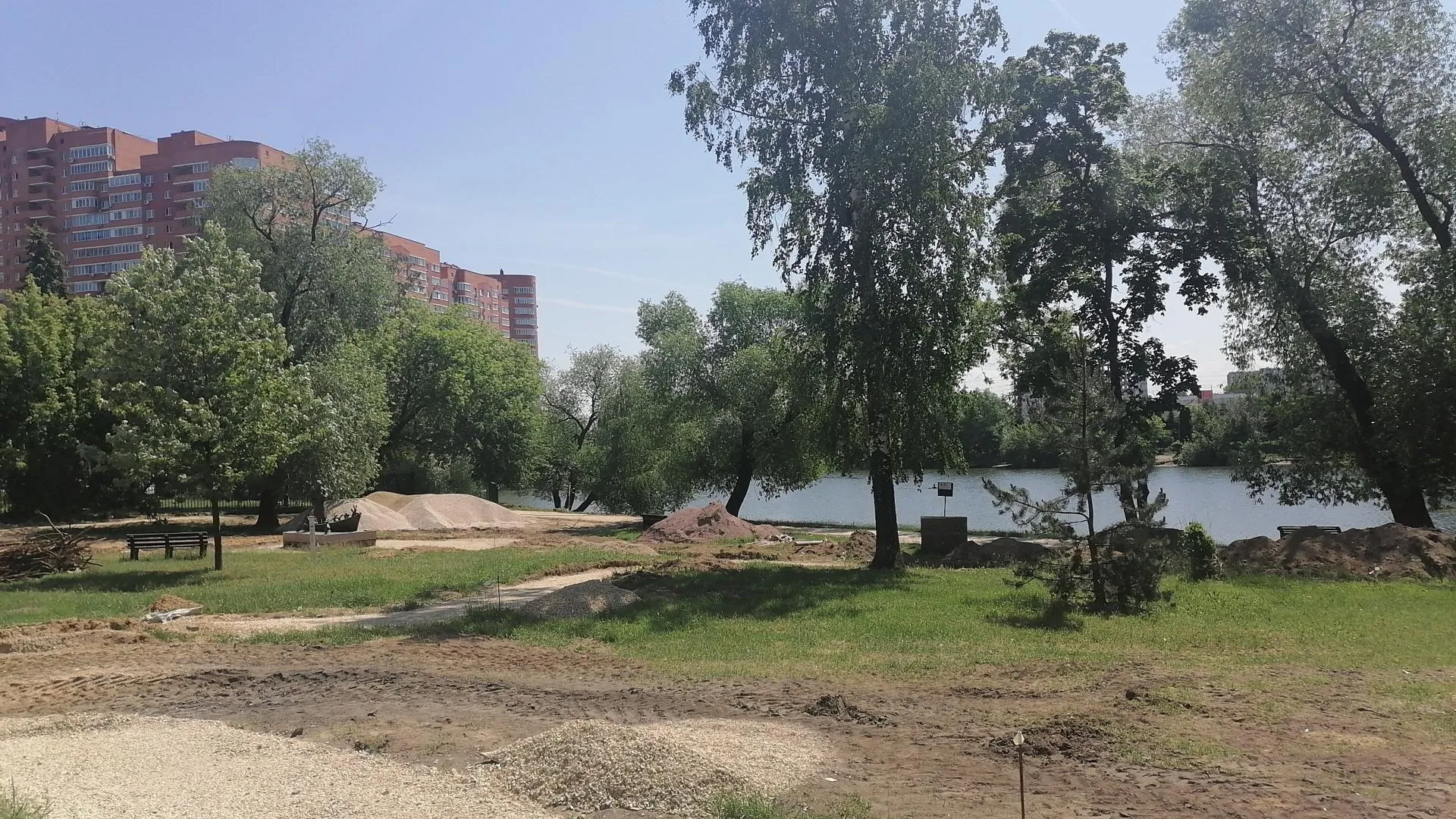 В Котельниках продолжают реставрацию парка с прудом и главного дома усадьбы «Белая Дача»