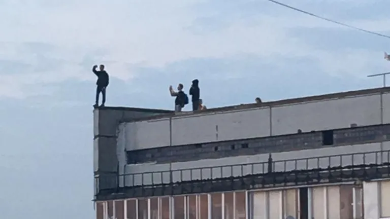 В Подольске подростки фотографировались на краю крыши многоэтажки