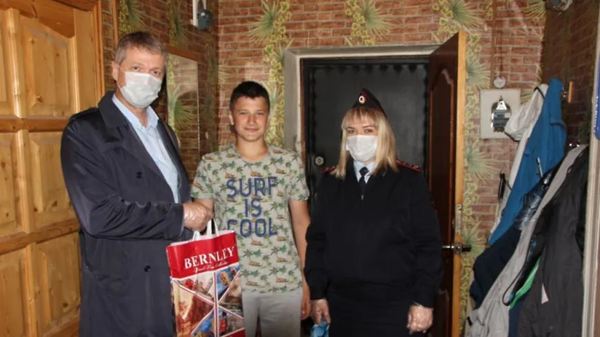 Полицейские Подольска подарили детям из неблагополучных семей канцелярские наборы