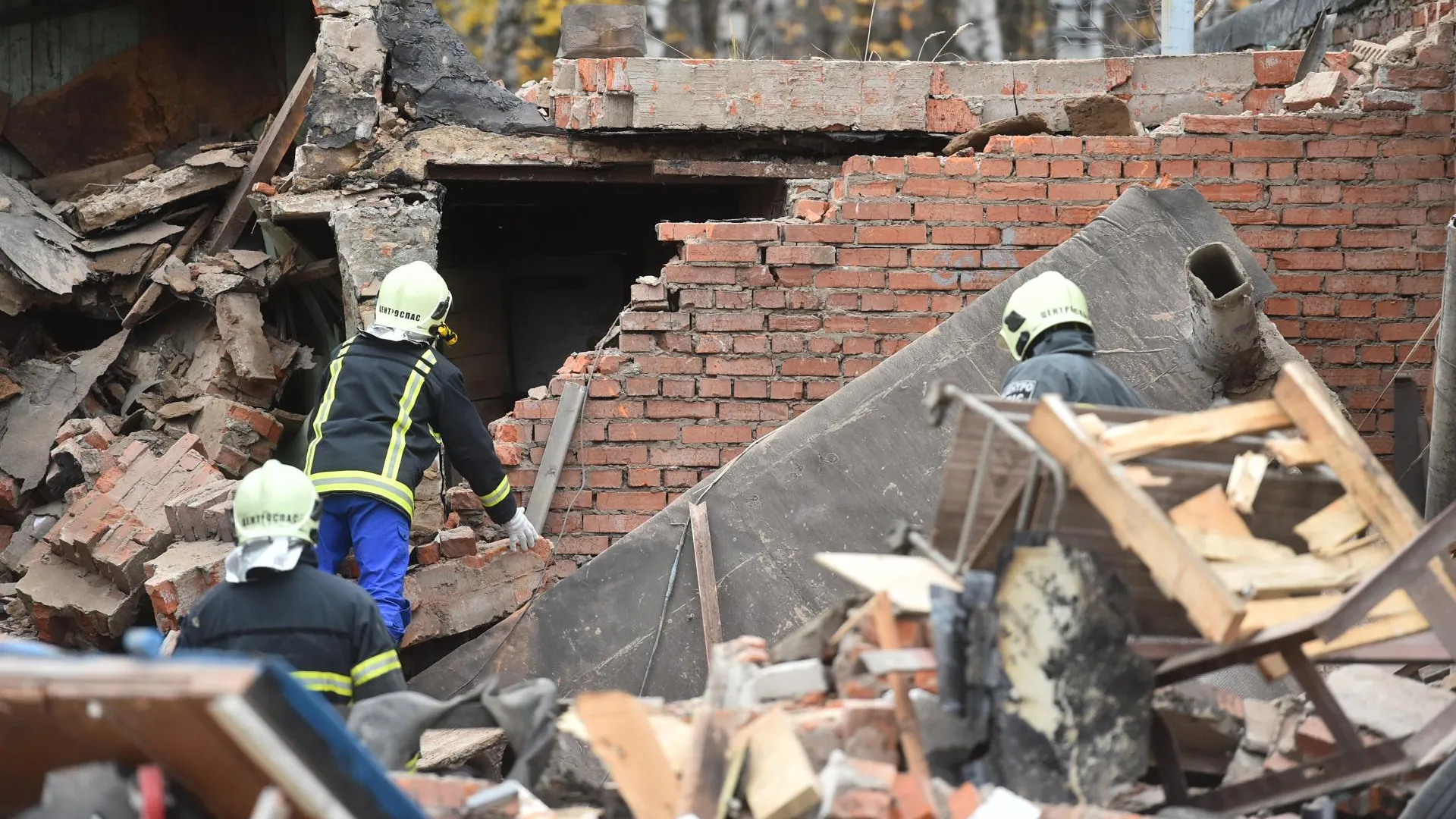 Глава Мытищ приехал на место взрыва в гаражном комплексе