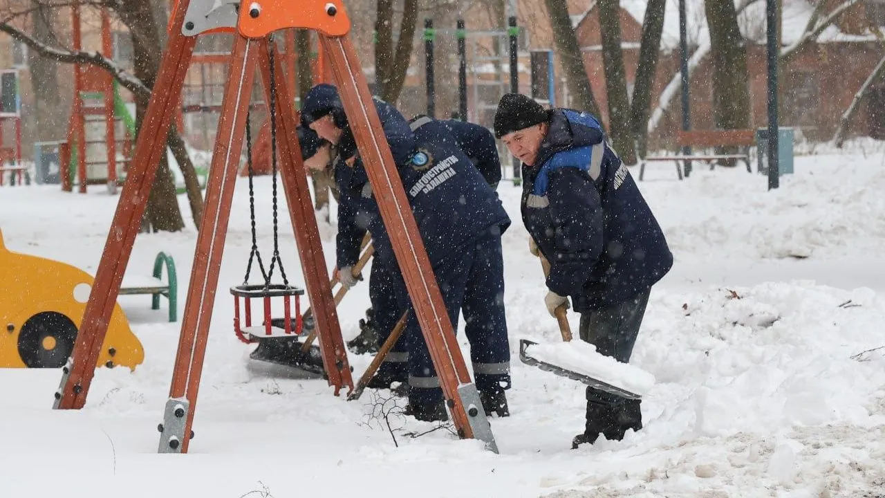 В Подмосковье продолжается уборка общественных зон и дворов после снегопада