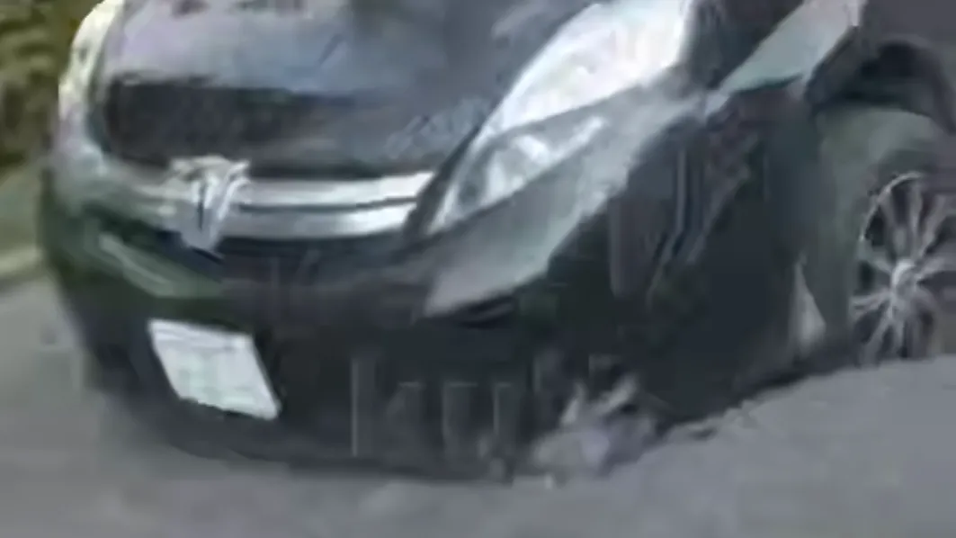 Toyota ушла носом под землю во время провала асфальта в Краснодаре