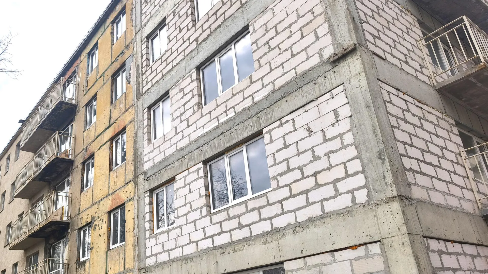 Строители Подмосковья восстановили дом в Мариуполе