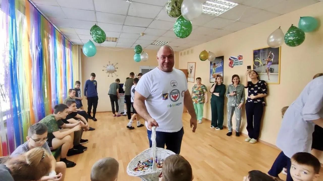 «Русский Халк» провел «Уроки мужества» для пациентов детской больницы МОЦОМД