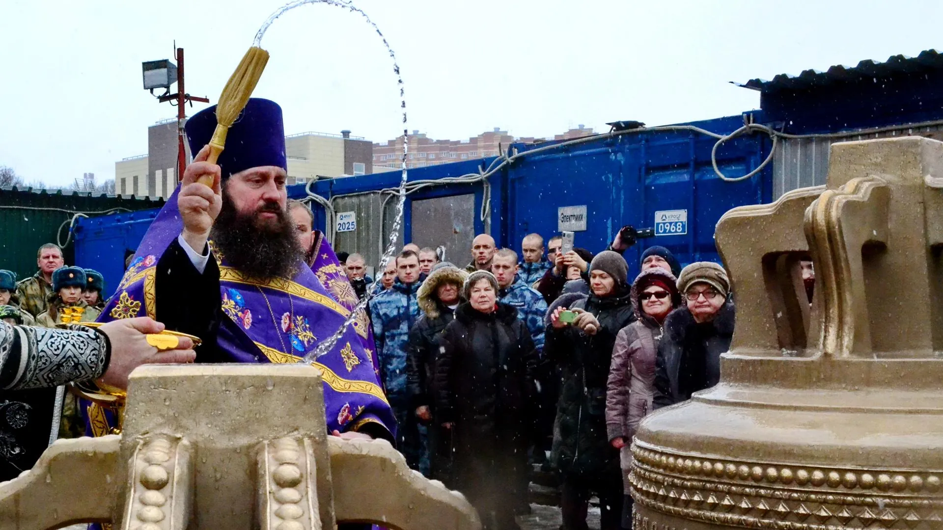 Благочинный Балашихинского округа освятил 14 колоколов для главного храма Росгвардии