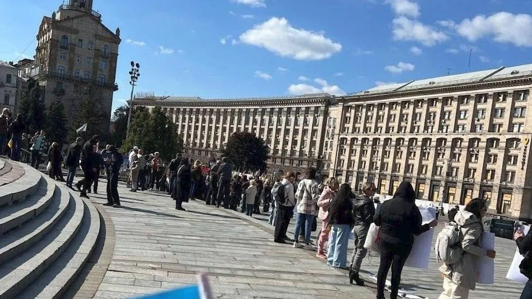 Просят мира: украинцы протестуют против Зеленского на Майдане в центре Киева