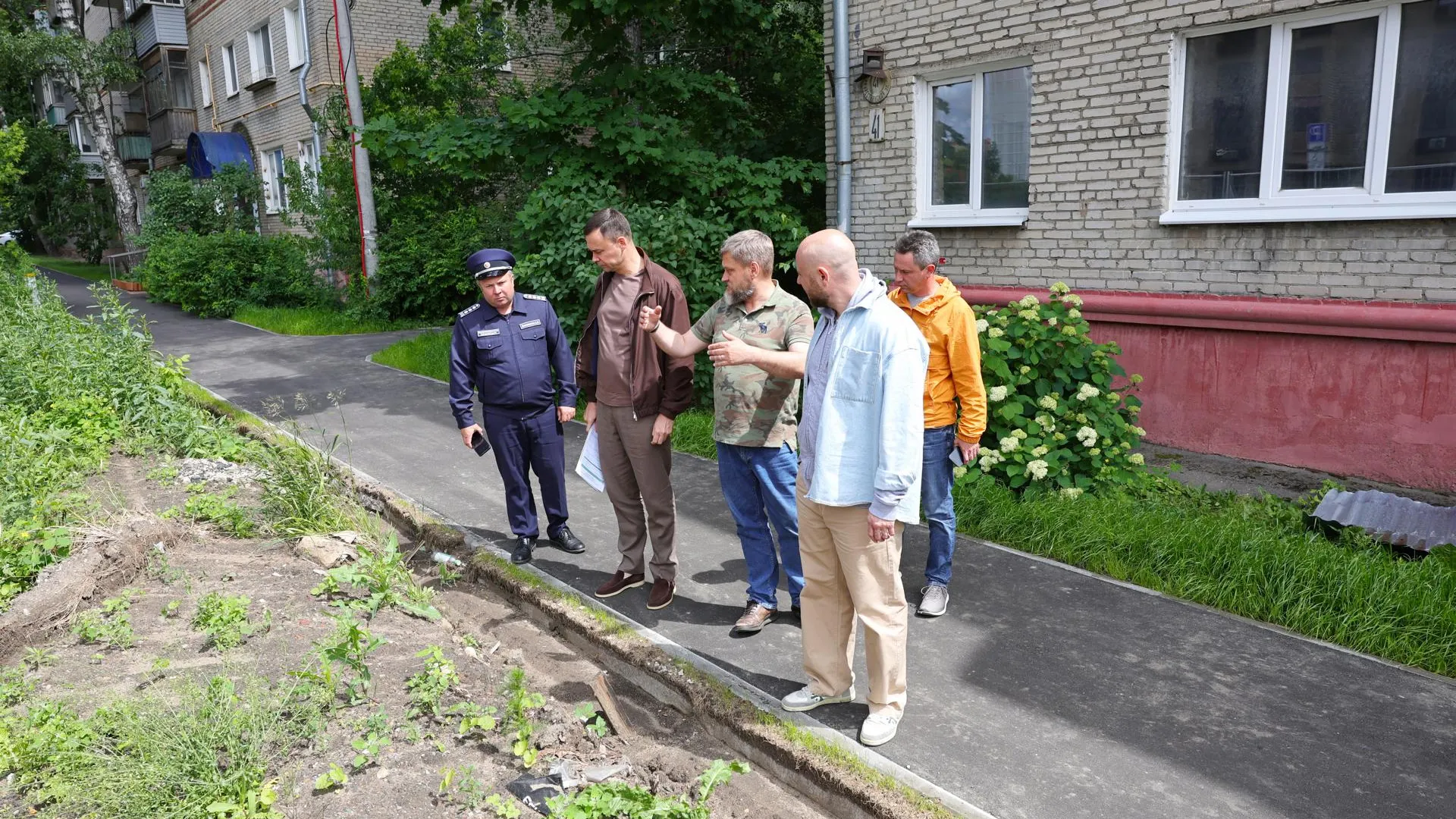 В Мытищах проверили ход благоустройства дворов и тротуаров