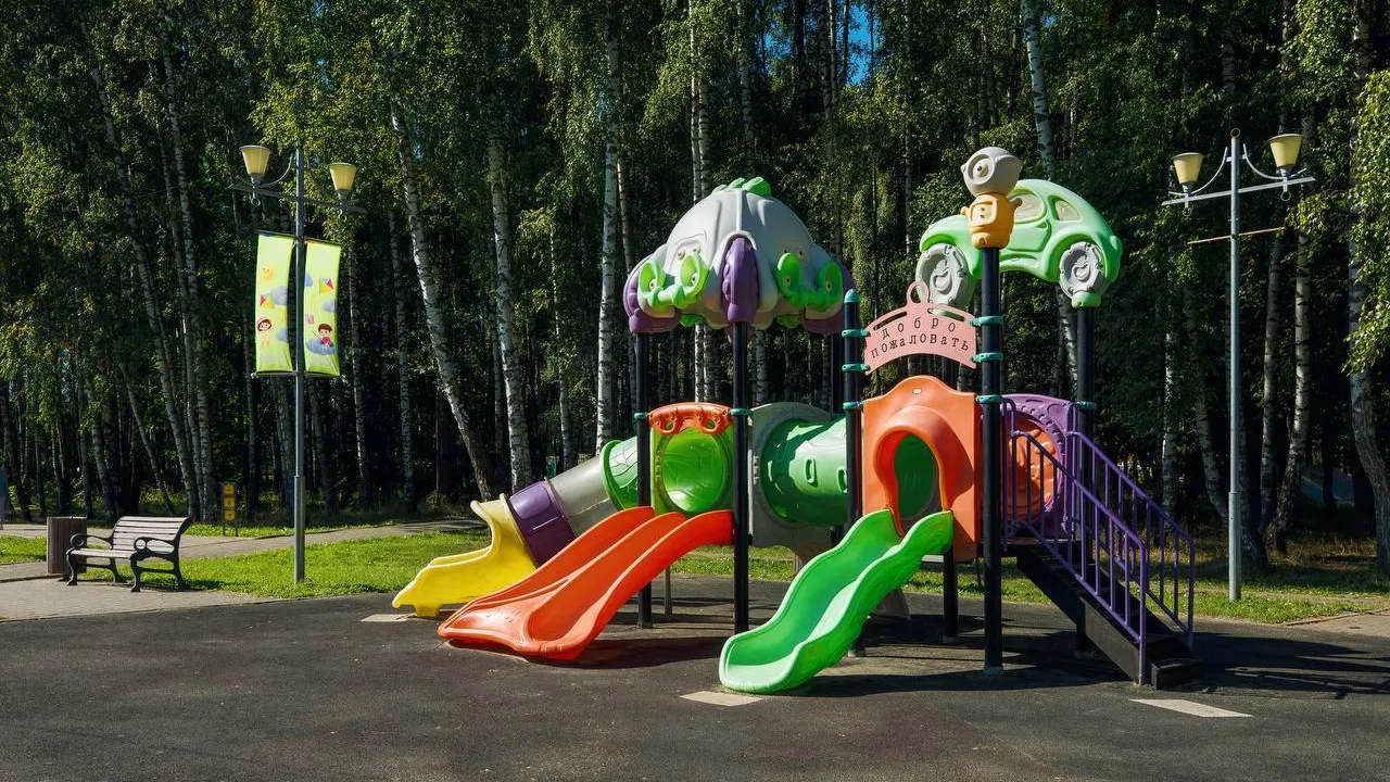 В Подмосковье с начала сентября устранили 1 305 нарушений на детских площадках