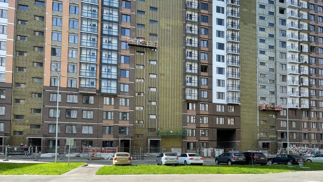 Строители продолжают возведение ЖК «Столичный» в микрорайоне Саввино Балашихи