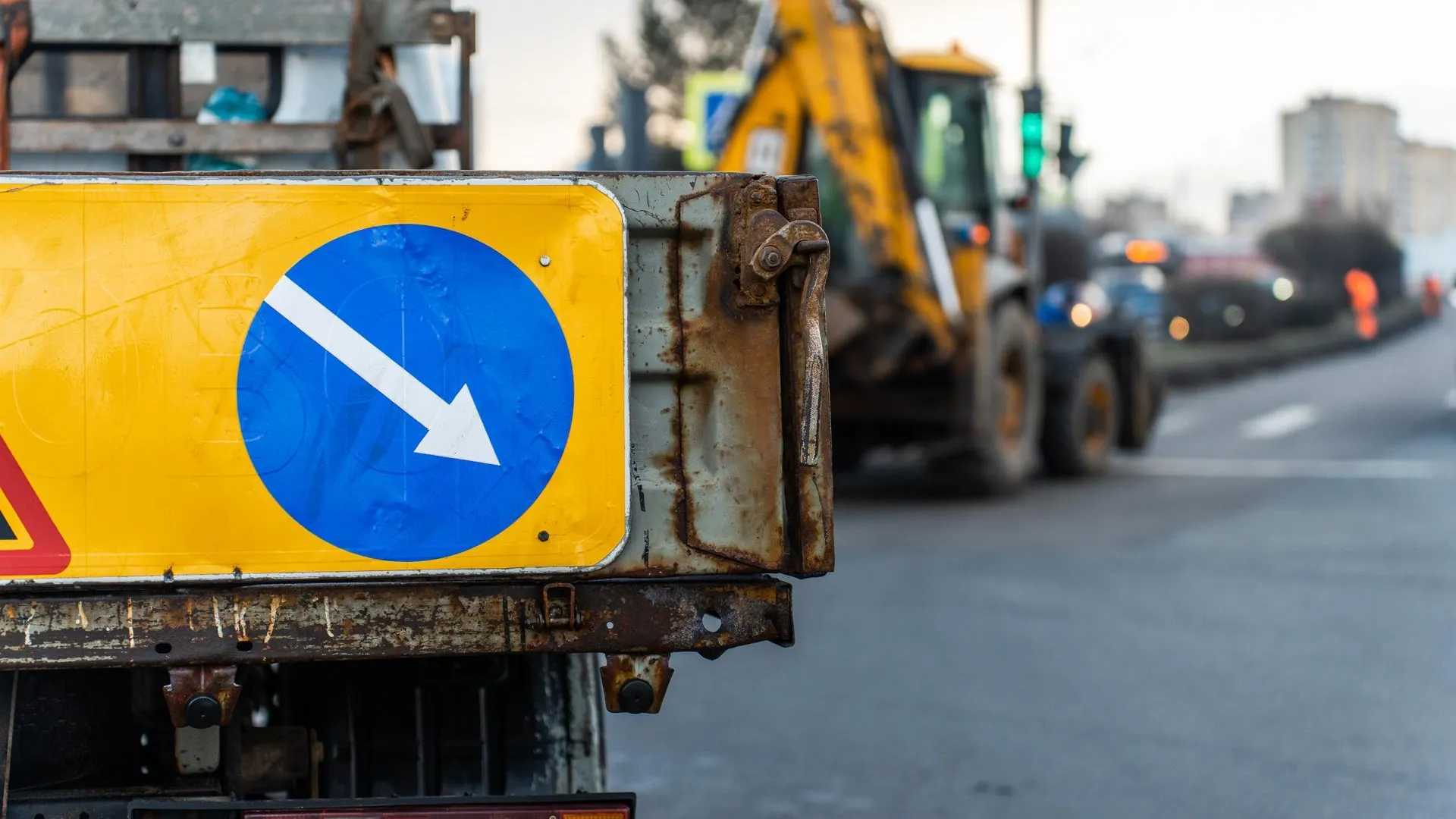 В 10 округах Подмосковья опилили деревья вдоль дорог