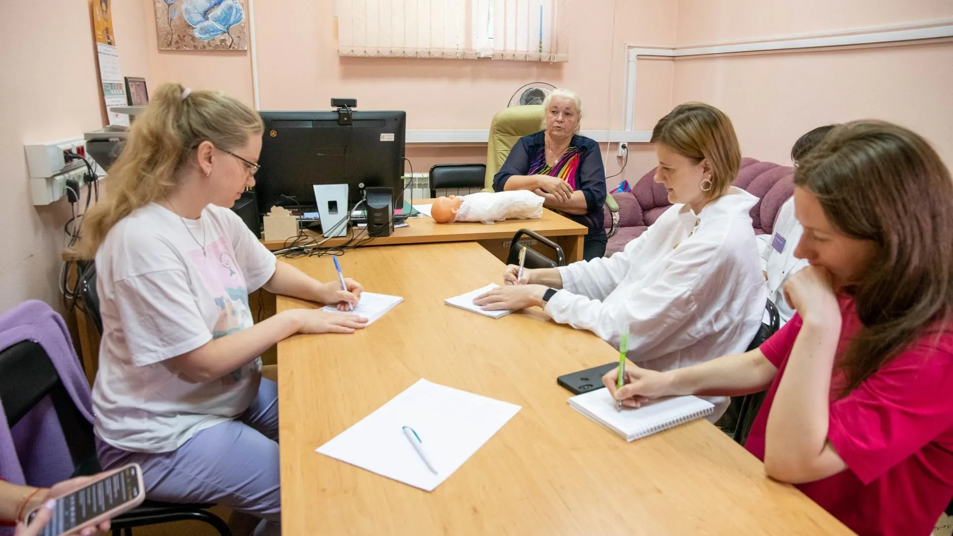 Будущие родители Реутова получают новые знания в «Школе мам»