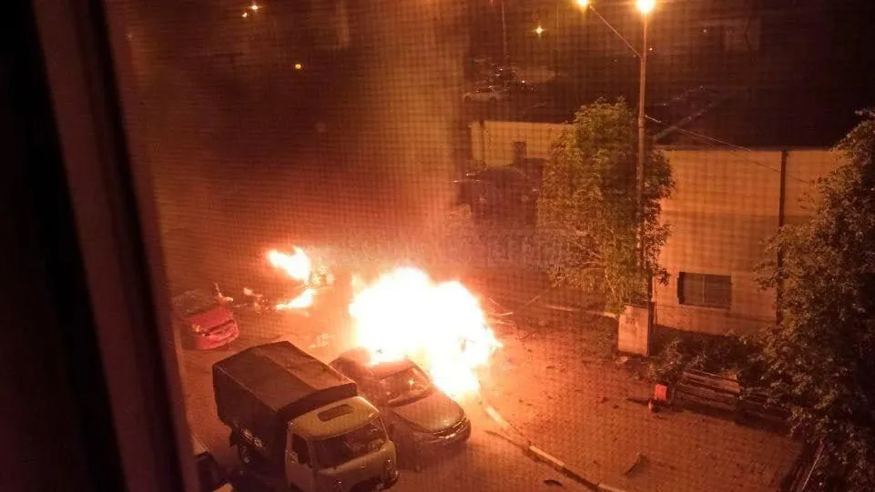 Машины загорелись в Белгороде после обстрела