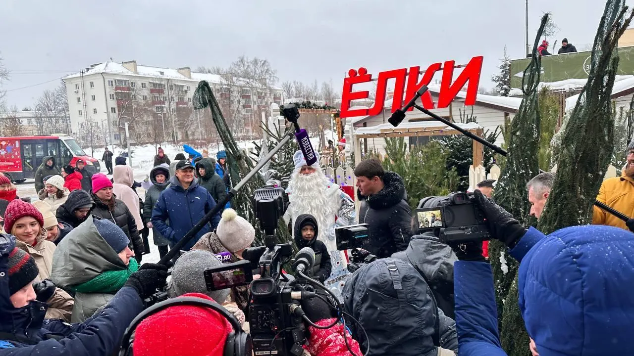 Торжественно открылся первый из 250 елочных базаров Подмосковья