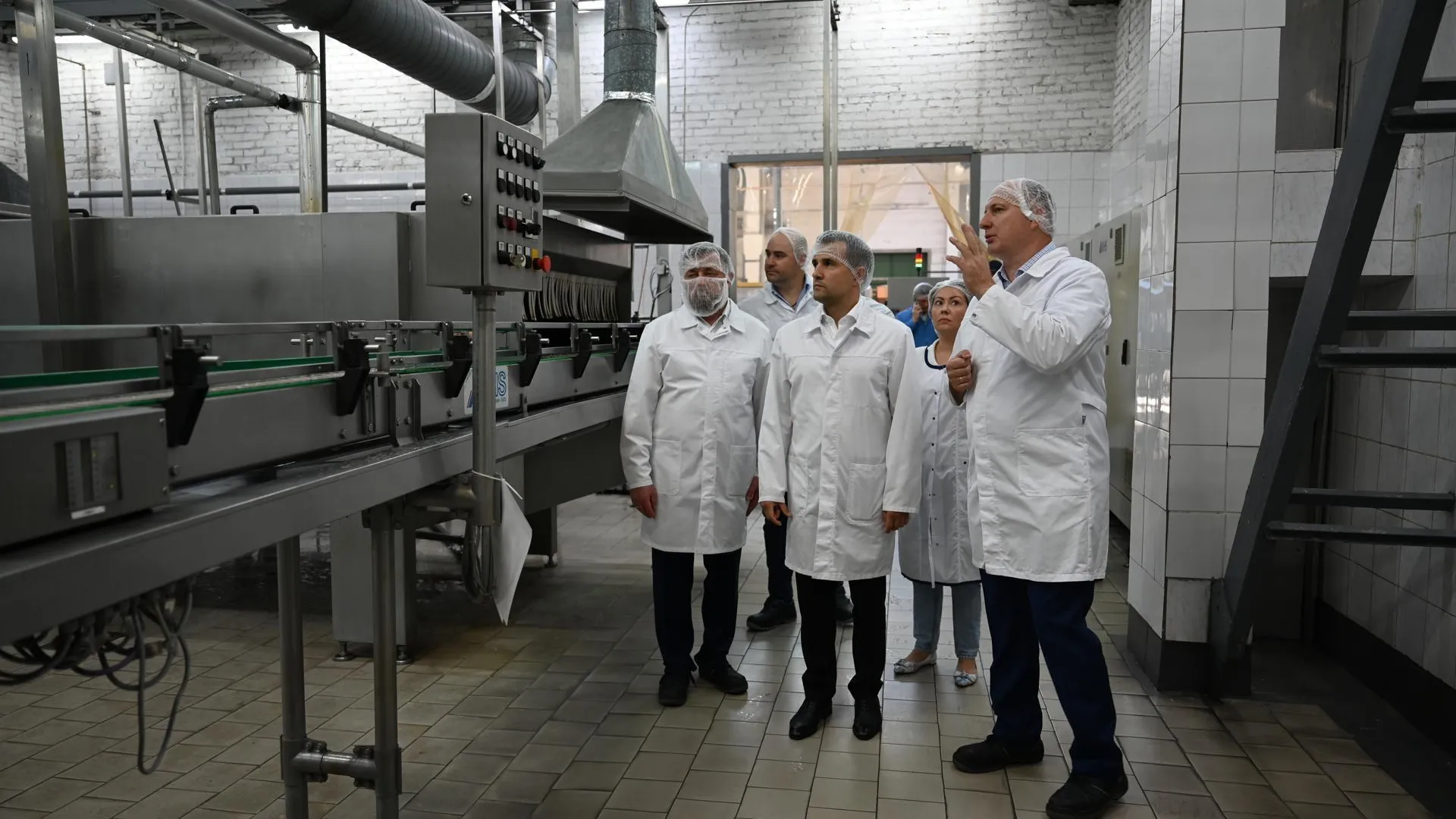 Глава Ленинского округа посетил предприятие по производству напитков в Видном