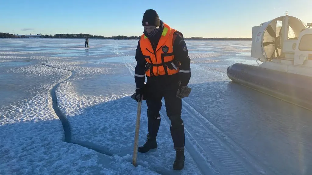 Спасатели Подмосковья рассказали, чем опасен холодовый шок для провалившегося под лед