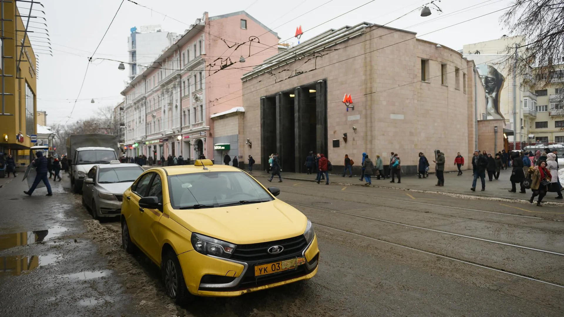 Более 2 тысяч такси без «шашечек» и фонарей на крыше выявили в Москве в январе