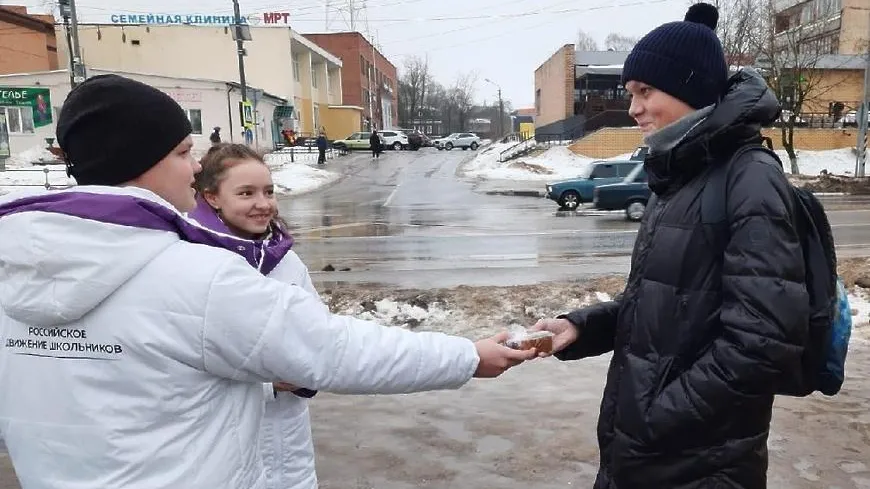 Активисты в Волоколамске раздавали прохожим кусочки хлеба в рамках акции «Блокадный хлеб»