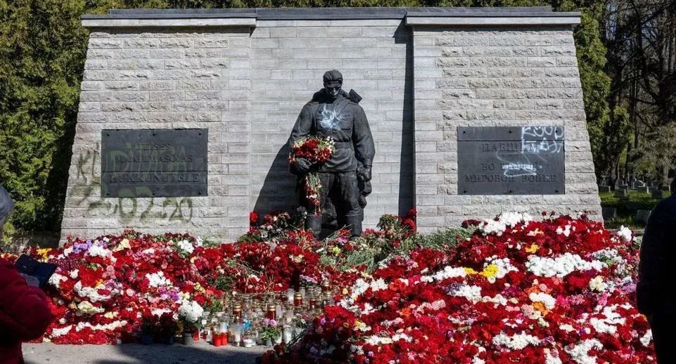 В Эстонии разрисовали краской памятник освободителю Таллина от нацистов