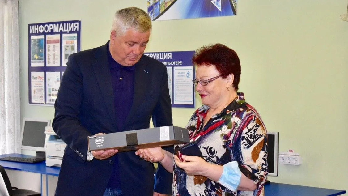 Депутат Мособлдумы передал библиотечному центру Балашихи новый ноутбук