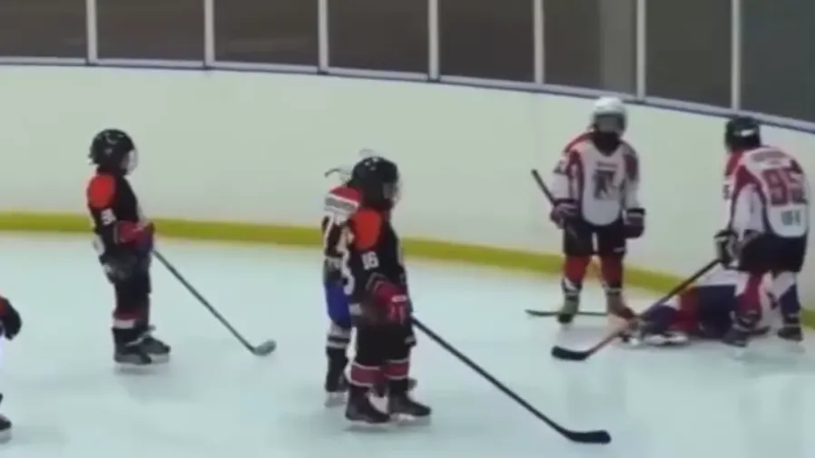 8-летний мальчик сломал позвоночник на игре по хоккею в Татарстане