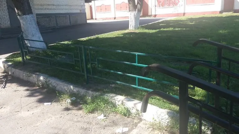 В поселке Подольска для защиты газона установили ограждение возле магазина и детсада