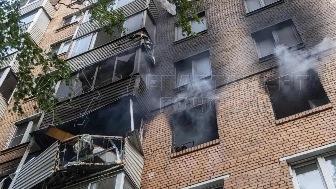 Взрыв и пожар произошли в жилом доме на юге Москвы