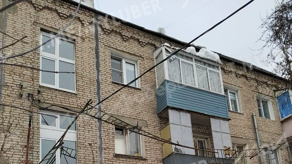 Снег сходит с крыш и сносит ограждения в подмосковных Люберцах