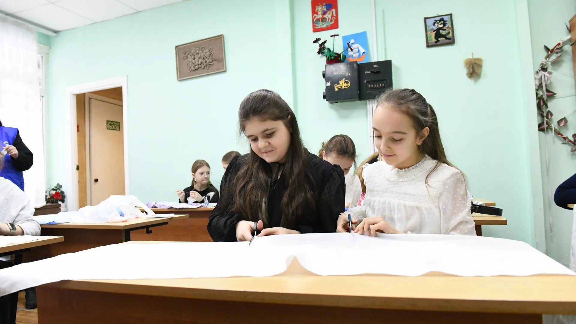 Лыткаринские школьники шьют полотенца для участников СВО