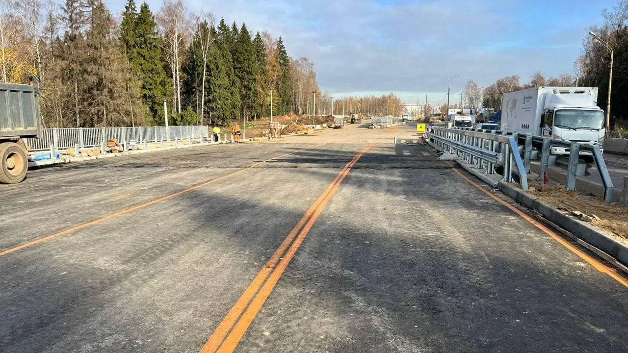 На Лобненском шоссе в Подмосковье построили левую полосу моста через реку Мещериху