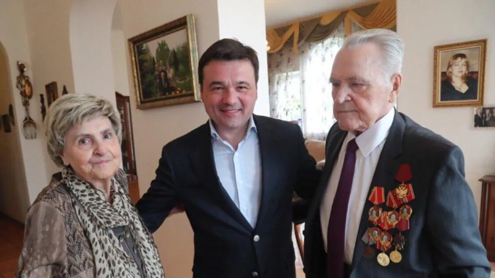 Воробьев поздравил с 90‑летием почетного гражданина Подмосковья Валентина Месяца