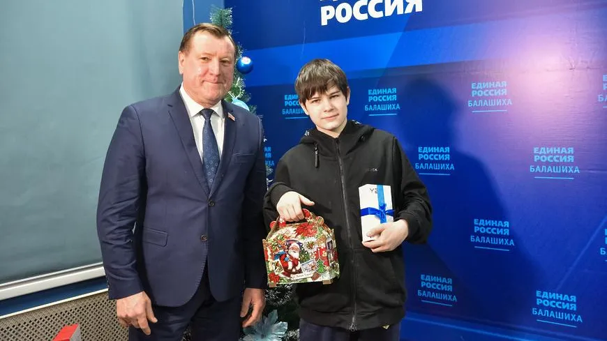 Школьнику из Балашихи подарили смартфон в рамках акции «Елка желаний»