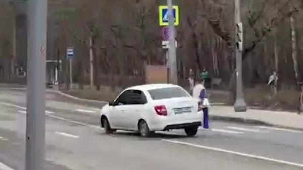 Полиция Москвы догнала лихача, едва не сбившего людей ради видео