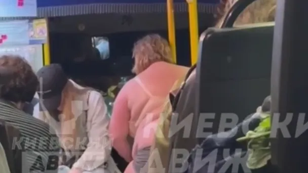 Горячая штучка: женщина танцует стриптиз в переполненном автобусе под Киевом