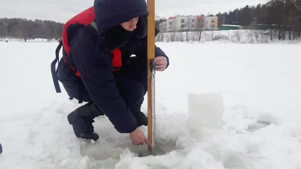 Подмосковные спасатели рассказали, как определить хрупкость льда на водоемах