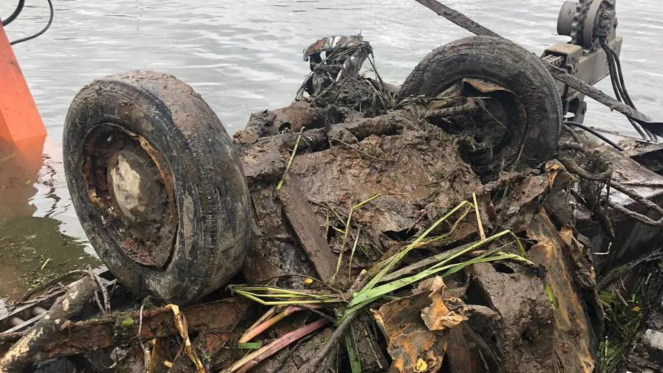 Рабочие при очистке реки в Королеве подняли со дна «Запорожец»