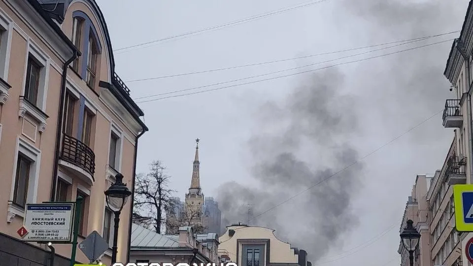 Мусор загорелся во дворе у Садового кольца в Москве, движение перекрыто