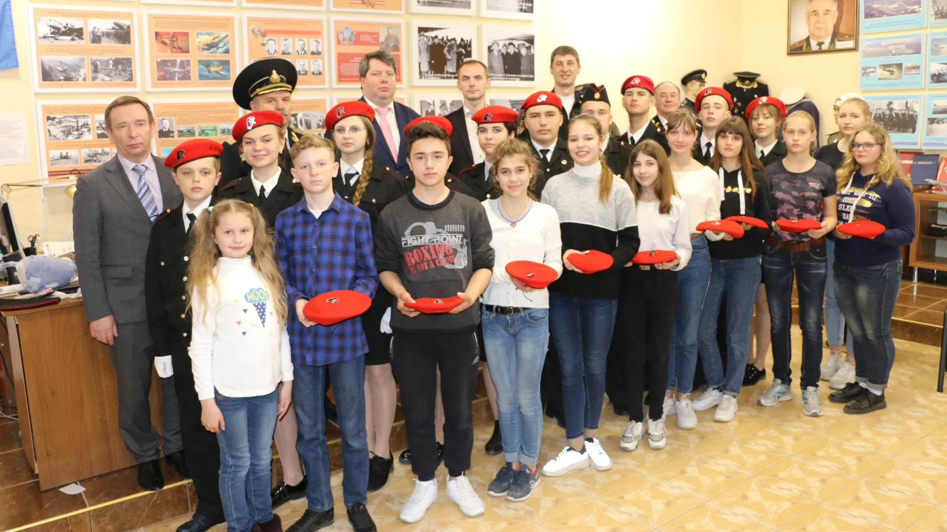 Делегация из Ступина вручила 10 комплектов юнармейской формы ребятам в Крыму