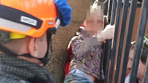 Столичные спасатели вытащили 8‑летнего мальчика, застрявшего в заборе