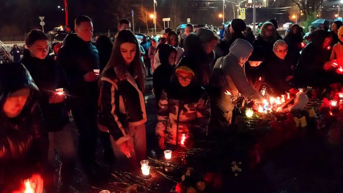 В Сергиевом Посаде почтили память жертв теракта в «Крокус Сити Холле»