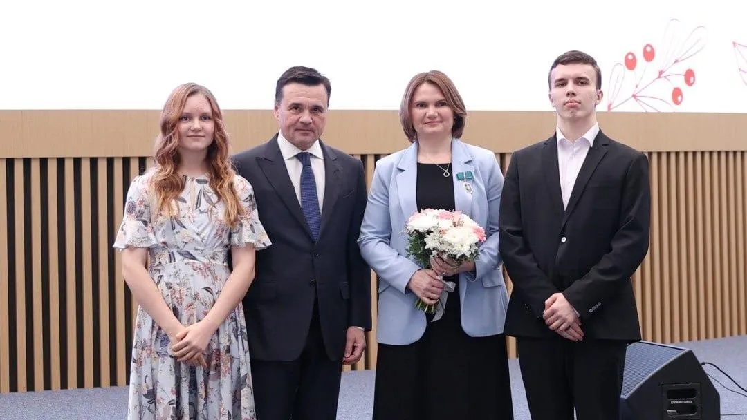 Многодетную маму из Котельников наградили почетным знаком «Материнская слава»