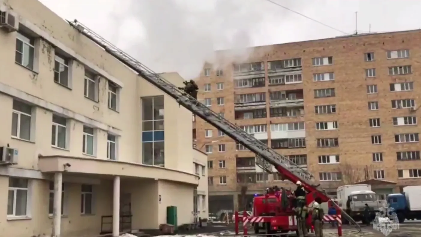 Спасение человека с крыши горящей горбольницы в Екатеринбурге попало на видео