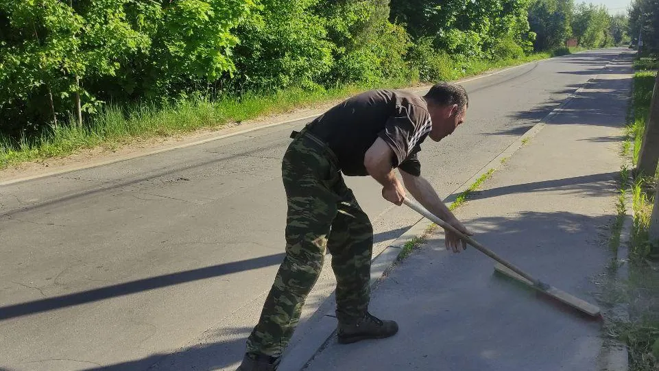 В Долгопрудном убирают, ремонтируют дороги и косят траву