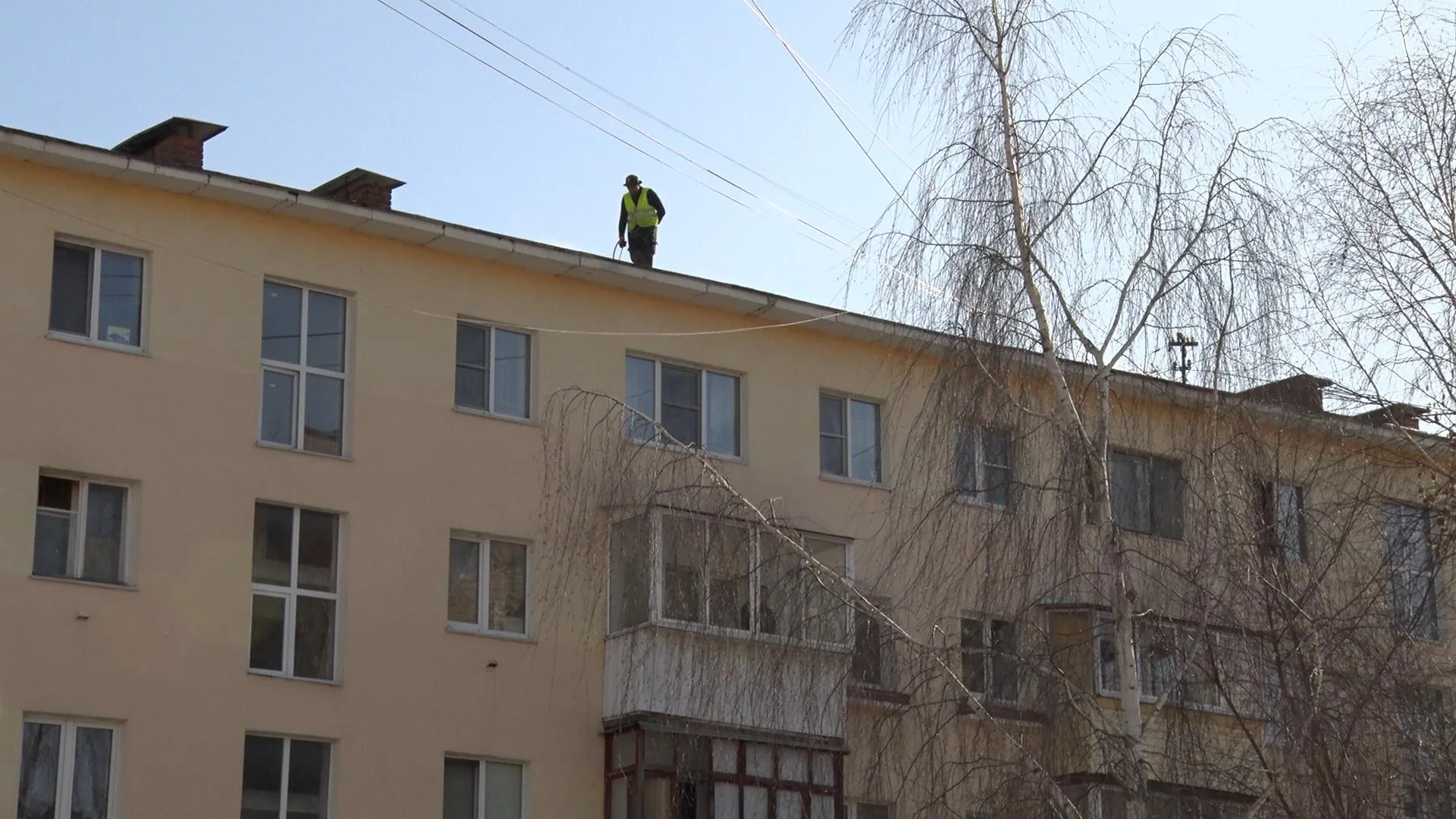 Коммунальщики Клина устраняют протечки крыш методом квадратов