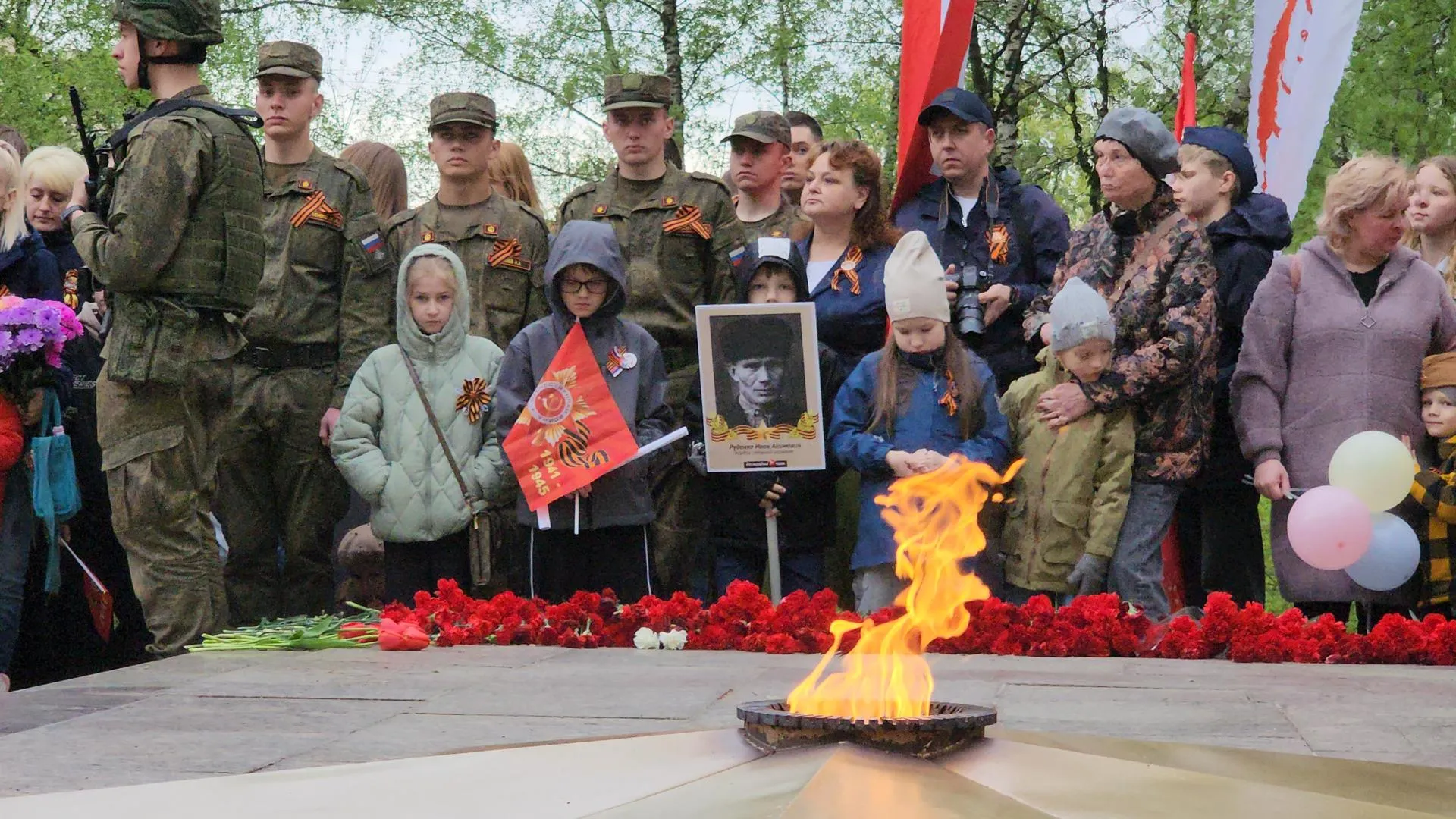 Тысячи красногорцев возложили цветы к Вечному огню и вспомнили своих героев