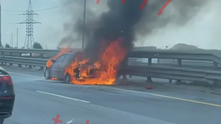 Автомобиль сгорел на трассе в Подольске