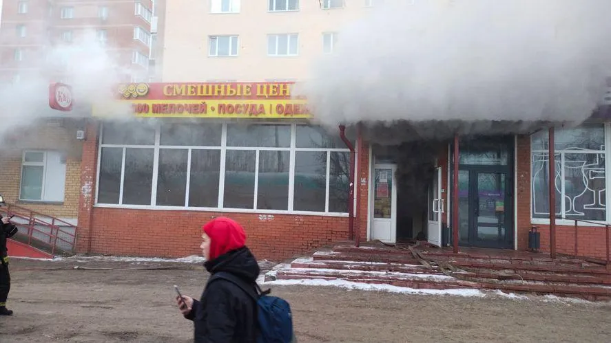 Свыше 30 человек эвакуировали из‑за пожара в магазине в Ивантеевке