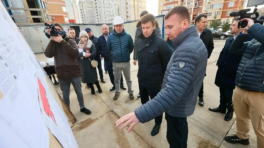 Юров оценил ход строительства двух детсадов в Балашихе