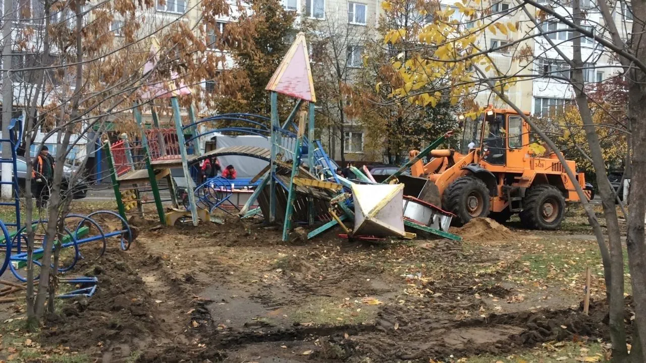 Подготовительные работы к установке игрового городка начались на Рощинской улице Подольска