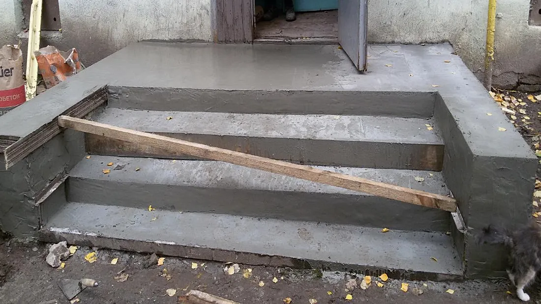 Рабочие привели в порядок ступени у дома на улице Веллинга в Подольске по просьбе жителя